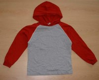 Šedo-červené triko s kapucí
