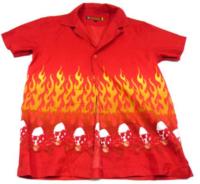 Červená košile s plameny a lebkami