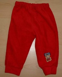 Červené fleecové kalhoty a nášivkou