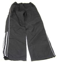 Černé šusťákové kalhoty s pruhy 