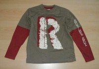 Khaki-červené triko s písmenkem a nápisem zn. Rocha vel. 9/10 let