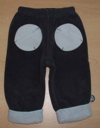Šedé fleecové zateplené kalhoty s kapsami a potiskem