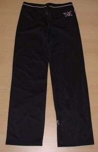 Černé saténové kalhoty s nápisem, vel. 9/10 let