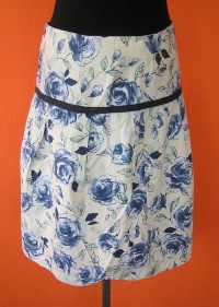 Dámská bílá sukně s modrými květy vel.48