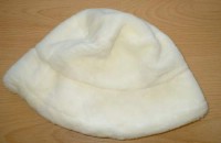 Bílý huňatý klobouček