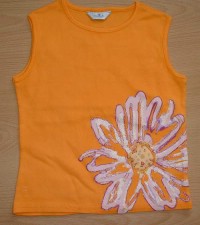Oranžové tričko s kytičkou 