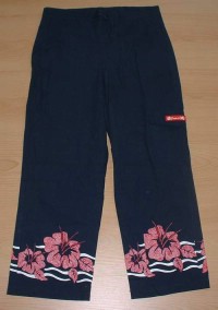 Tmavomodré šusťákové kalhoty s kytičkami vel. 9 let