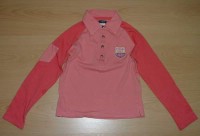 Růžové triko s potiskem a límečkem a kapsou