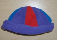 Fialovo-modro-zeleno-červená fleecová čepička