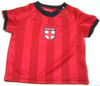 Červený fotbalový dres s erbem
