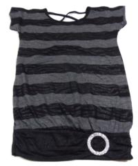 Černo-šedé pruhované tričko se vzorem a sponou