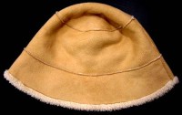 Béžový semišový zimní klobouček vel. 11 let