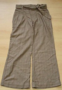 Hnědé pruhované kalhoty s páskem vel. 13 let