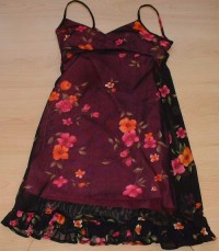 Černo- růžové letní šatičky se spodničkou a kytičkami vel. 146