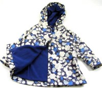 Modro-smetanový pogumovaný jarní kabátek s kytičkami a kapucí