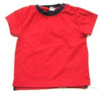Červené tričko s modrým límečkem