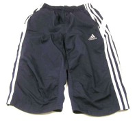 Tmavomodré šusťákové 3/4 kalhoty s nápisem a pruhy zn. Adidas vel. 140 cm