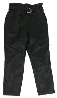 Černé koženkové paper bag kalhoty s páskem zn. River Island