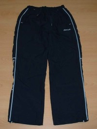Tmavomodré šusťákové kalhoty s nápisem zn. Reebok vel. 140 cm