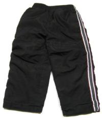 Černé šusťákové oteplené kalhoty s pruhem 