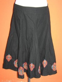 Dámská černá sukně s výšivkami