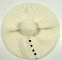 Dámská béžová čepice s bambulí 