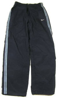 Tmavomodré šusťákové oteplené kalhoty s pruhy zn. Nike vel. 152/158 cm
