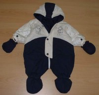 Tmavomodro-smetanová zimní kombinézka s kapucí, rukavičkami a botičkami