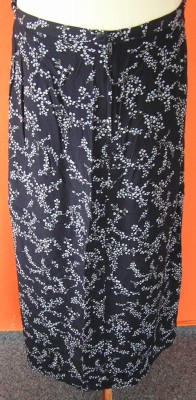 Dámská tmavomodrá letní sukně s kvítky vel. 42