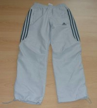 Šedé šusťákové kalhoty s nápisem a pruhy zn. Adidas vel. 152 cm
