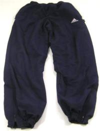 Tmavomodré šusťákové kalhoty s nápisem zn. Adidas