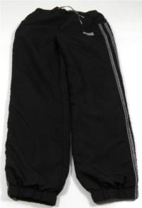 Černé šusťákové kalhoty s logem zn.Lonsdale