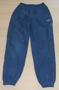 Tmavomodré šusťákové oteplené kalhoty zn. Umbro vel. 13-let