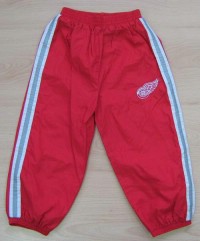 Červené šusťákové oteplené kalhoty s výšivkou