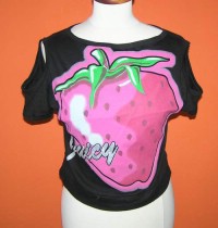 Dámské černé tričko s obrázkem jahody a stříbrným nápisem