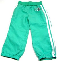 Zelené šusťákové kalhoty s číslem a pruhy vel. 9/10 let