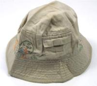 Béžový plátěný klobouček s obrázky zn.TU ;vel. 1-2 let 