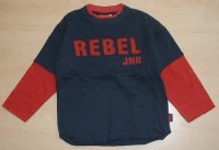 Tmavomodro-červené triko s nápisem zn. REBEL