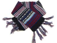 Tmavošedo-modrá vzorovaná pletená šála s třásněmi 