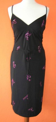 Dámské černé šaty s růžovými výšivkami a flitry