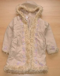 Béžový semišový zimní kabátek s kytičkami a kožíškem a kapucí zn. Bhs