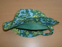Zelený šusťákový klobouček s kytičkami zn. GAP
