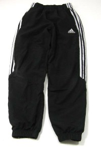 Černé šusťákové kalhoty s nápisem a pruhy zn. Adidas vel. 152 cm
