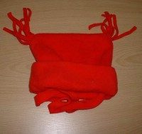 Červená fleecová čepička s třásněmi