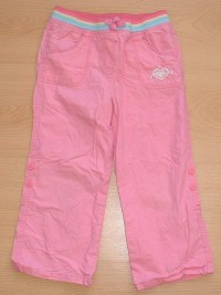 Růžové plátěné kalhotys nápisem