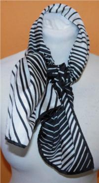 Dámský černos-smetanový pruhovaný šátek