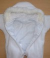 Bílá fleecová zimní kombinéza s kapucí
