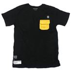 Černé tričko s nápisy a žlutou kapsou Primark