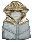 Zlato-stříbrná prošívaná šusťáková zateplená vesta s kapucí Matalan