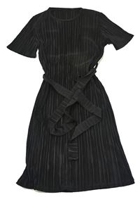 Černé plisované šaty s páskem zn. COSMIC KIDS